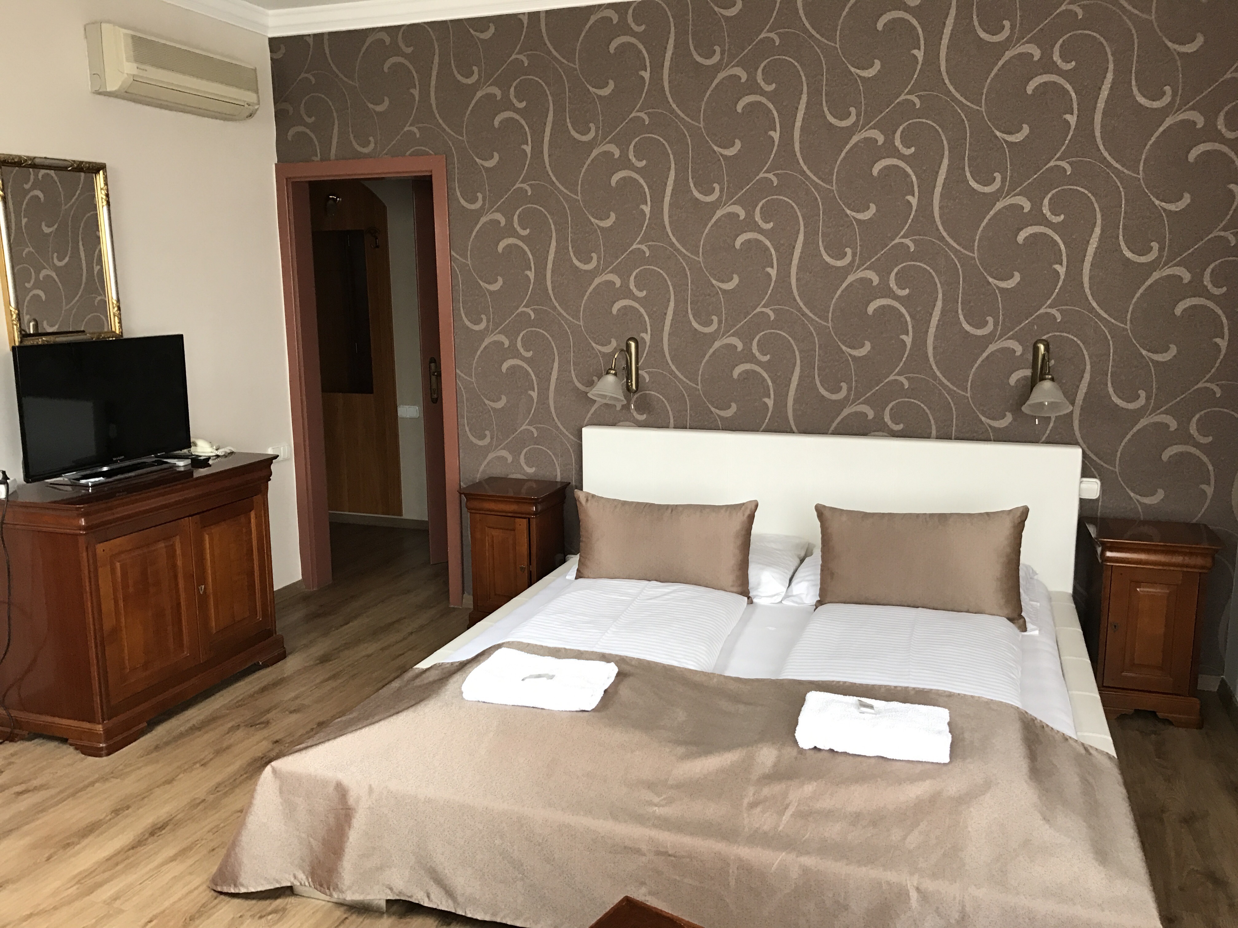 Continent Hotel és Étterem