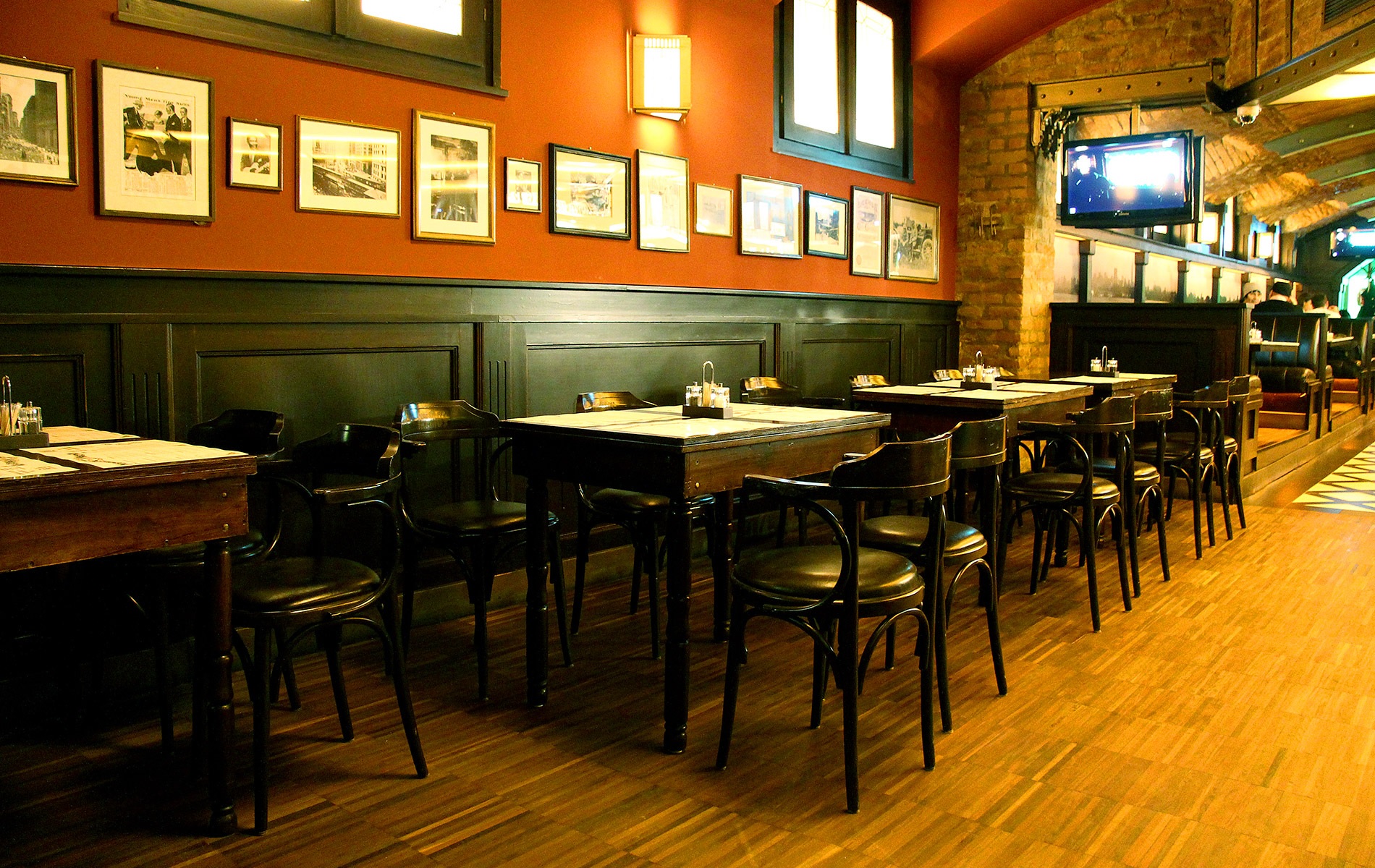 Fat Mo's Restaurant & Live Music Club