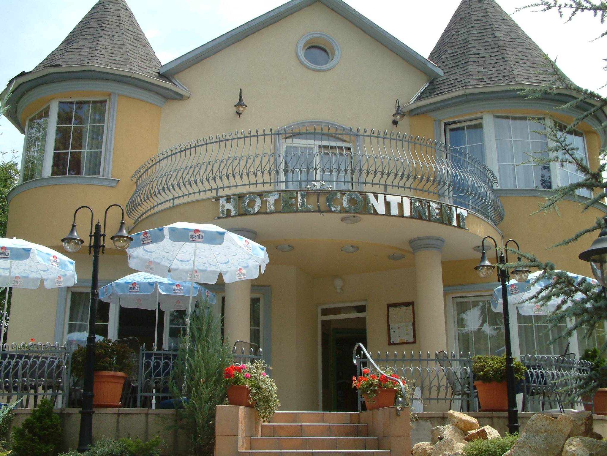 Continent Hotel és Étterem