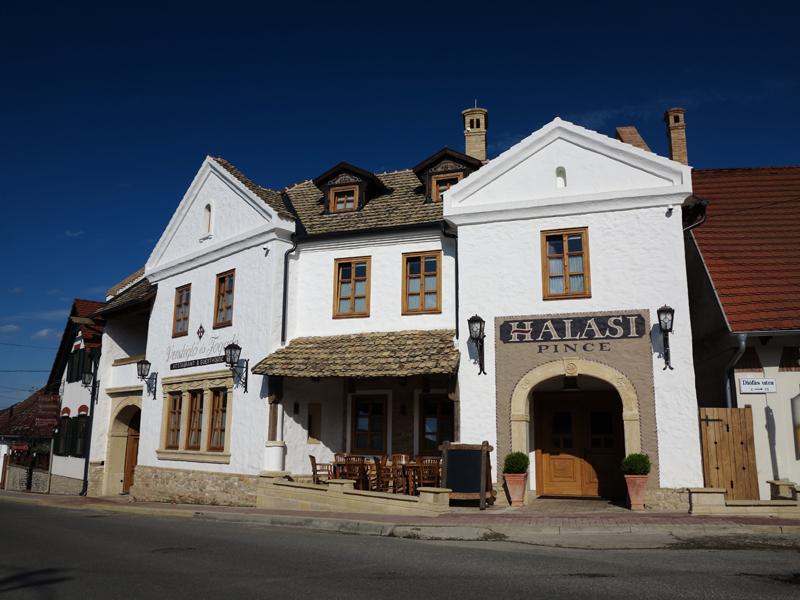 Halasi Pince Panzió Étterem