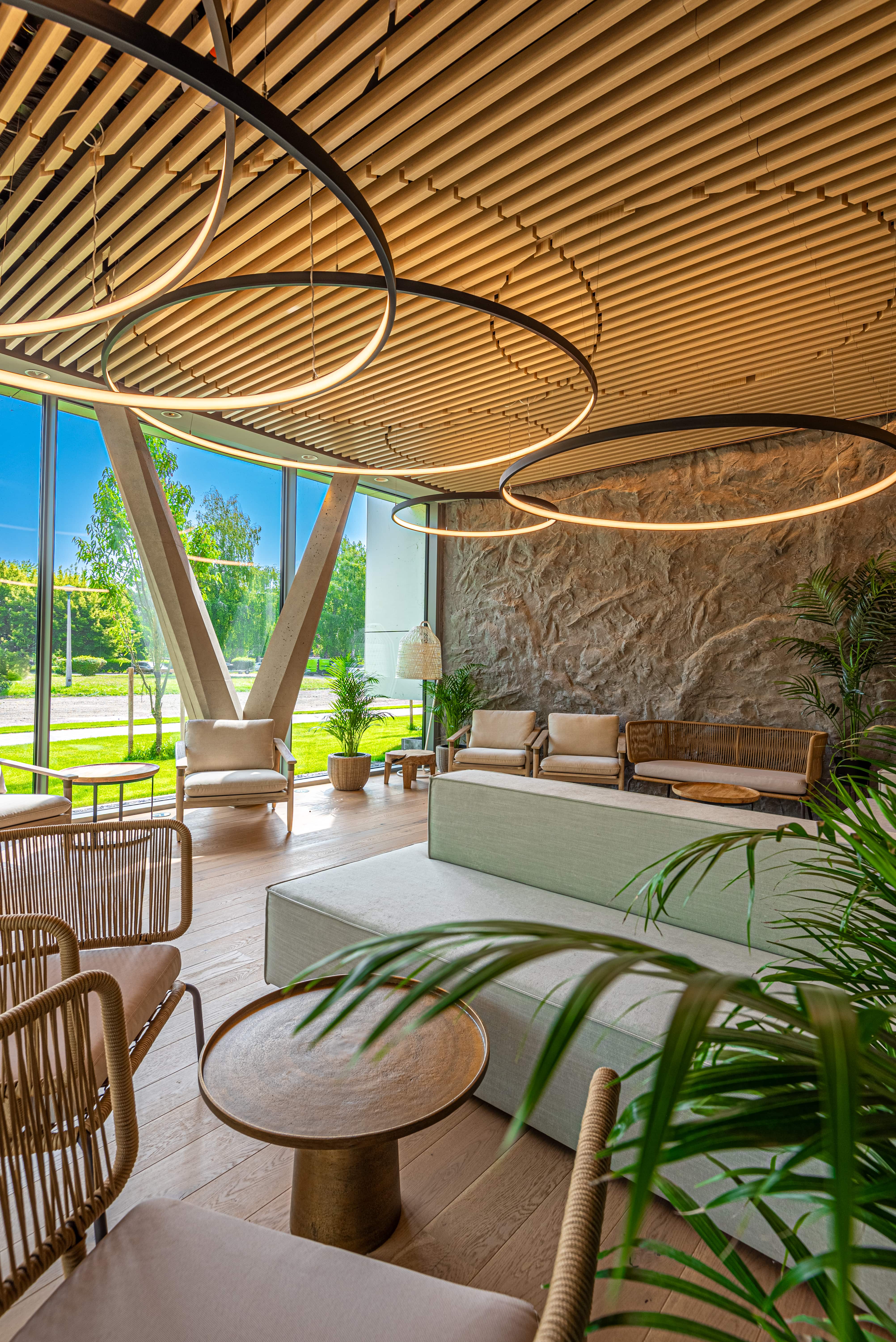 REED Luxury Hotel & Bistro