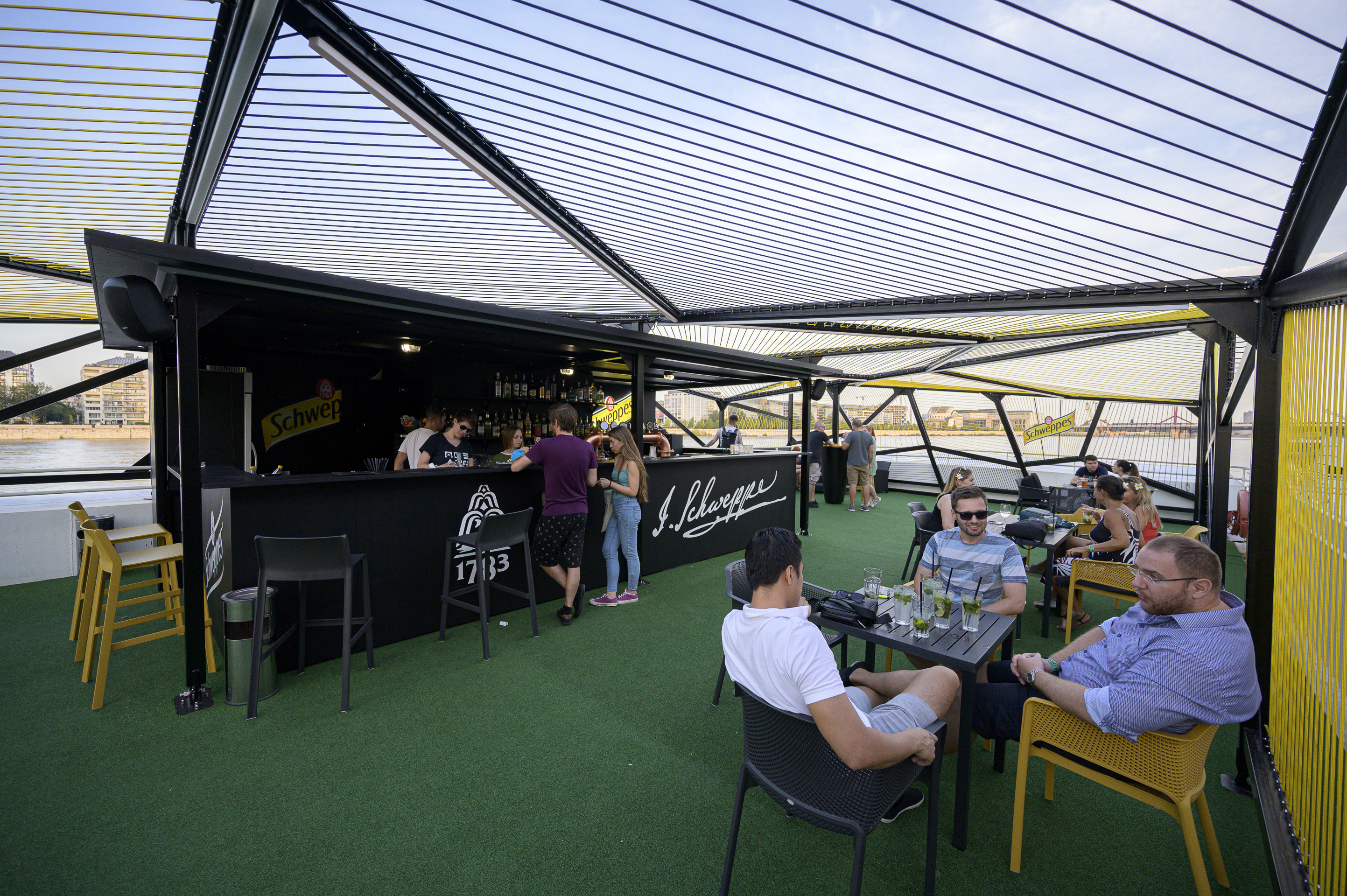 Schweppes terasz