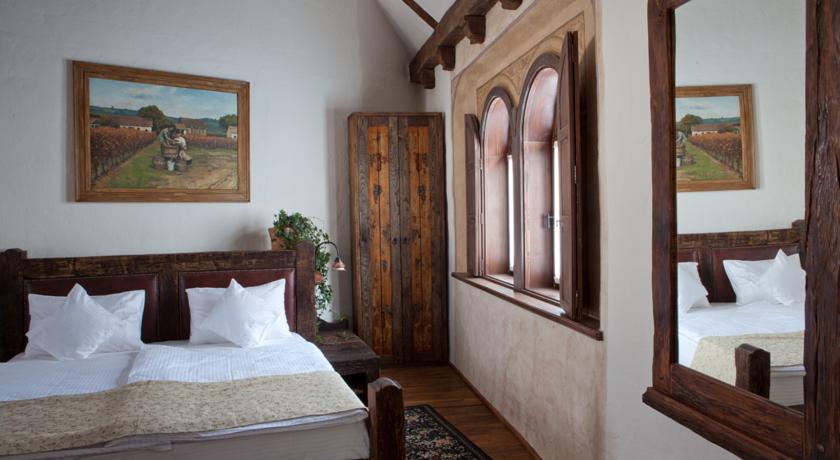 Halasi Pince Panzió Étterem