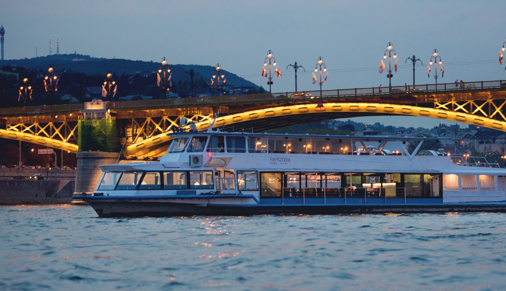 Rapszódia Hajó