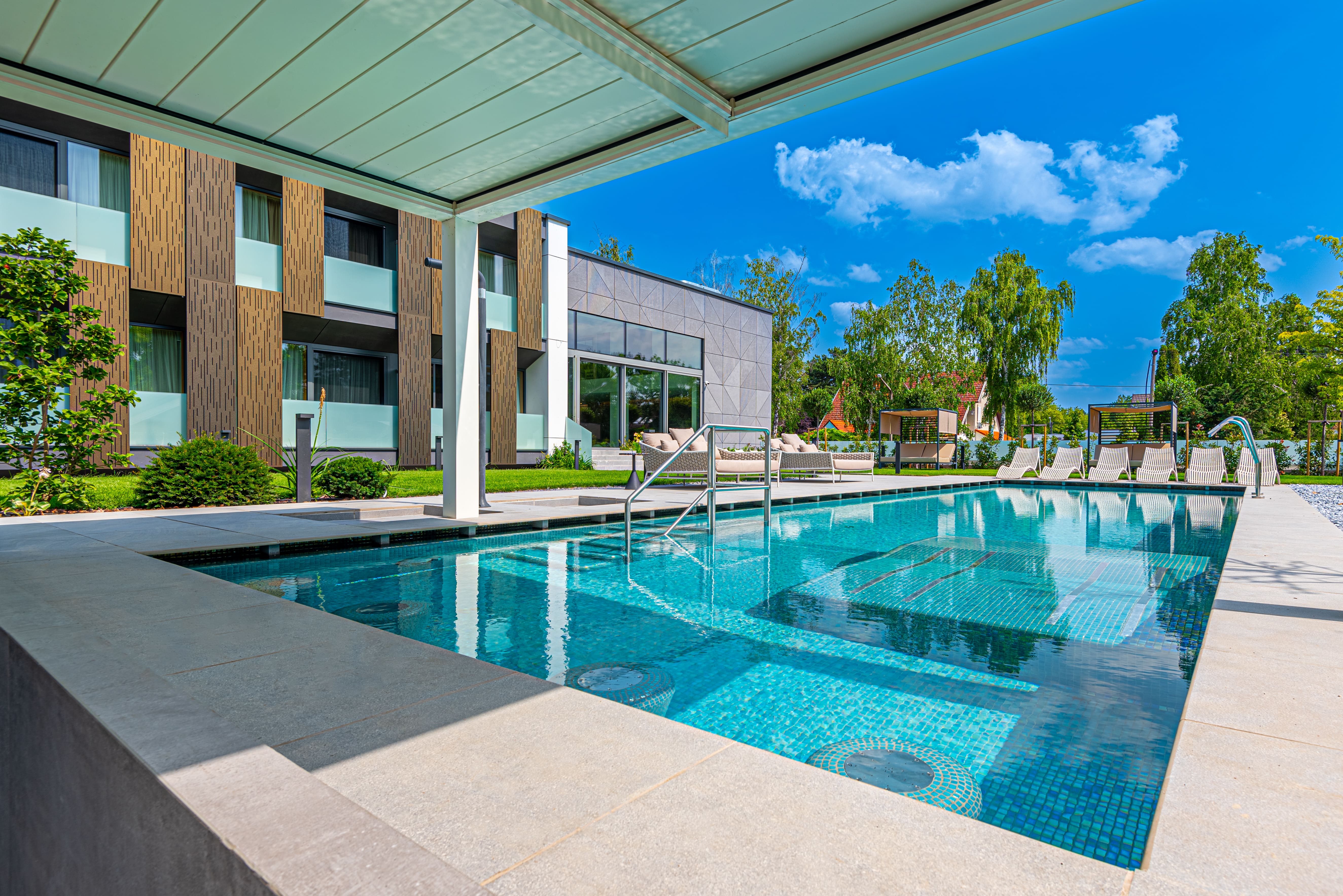 REED Luxury Hotel & Bistro