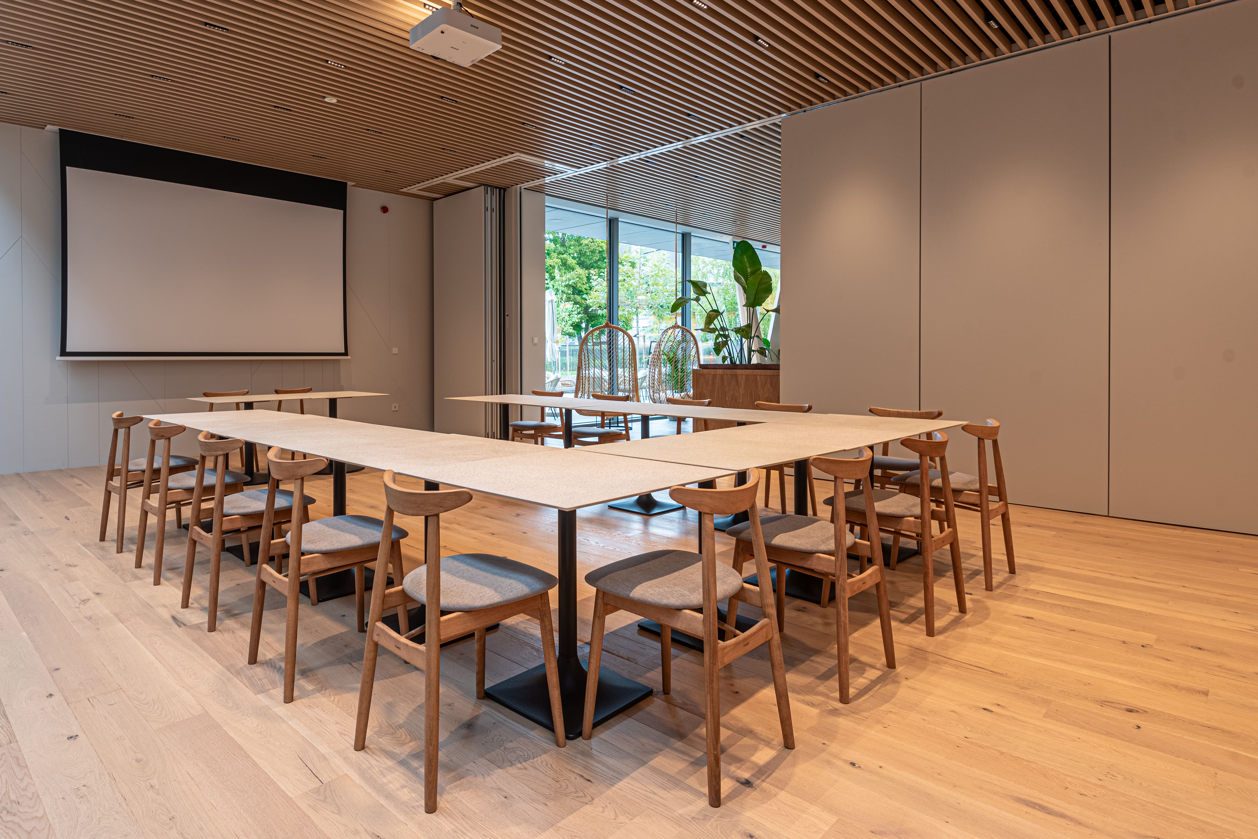 REED Luxury Hotel & Bistro