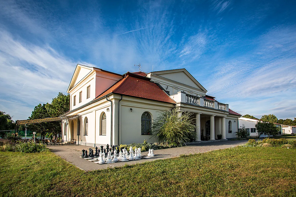 Tarnóca Kúria Soponya