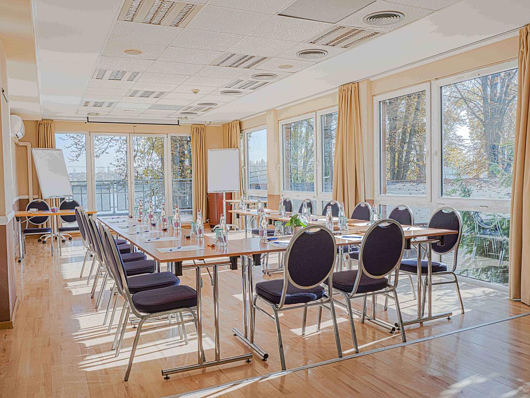 Holiday Beach Budapest Wellness & Conference Hotel