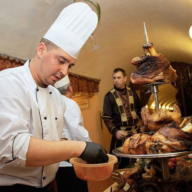 Aranykorona Hotel - Történelmi Étterem és Látványpince Miskolc