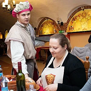 Aranykorona Hotel - Történelmi Étterem és Látványpince Miskolc