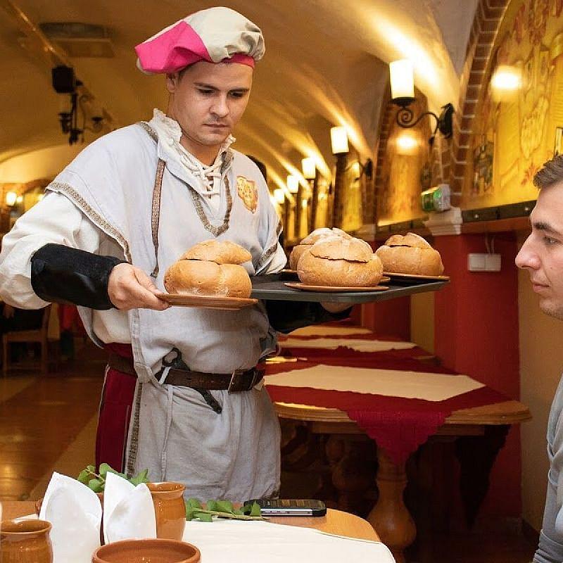 Aranykorona Hotel - Történelmi Étterem és Látványpince Miskolc