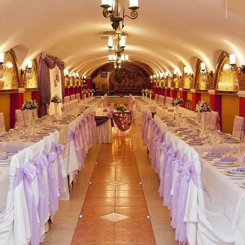 Aranykorona Hotel - Történelmi Étterem és Látványpince Miskolc