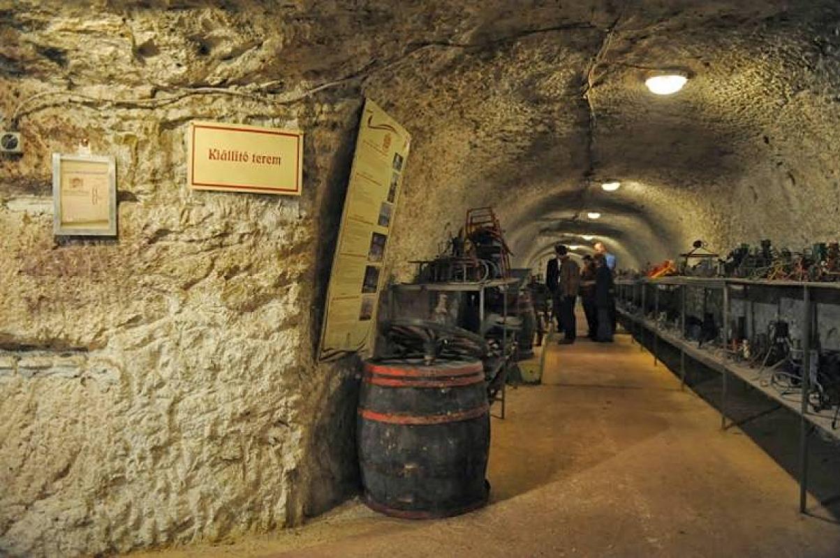 Aranykorona Hotel - Történelmi Étterem és Látványpince Miskolc