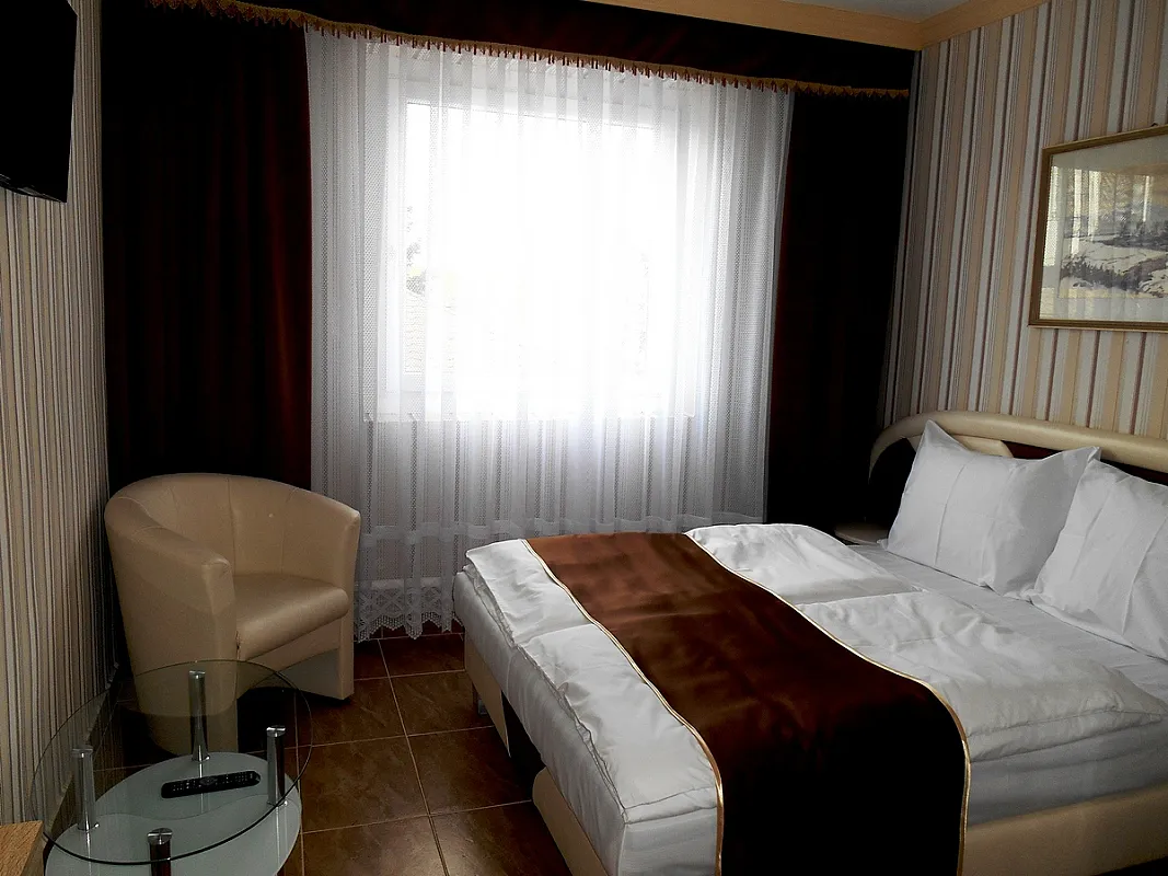Holdfény Hotel és Étterem Forró