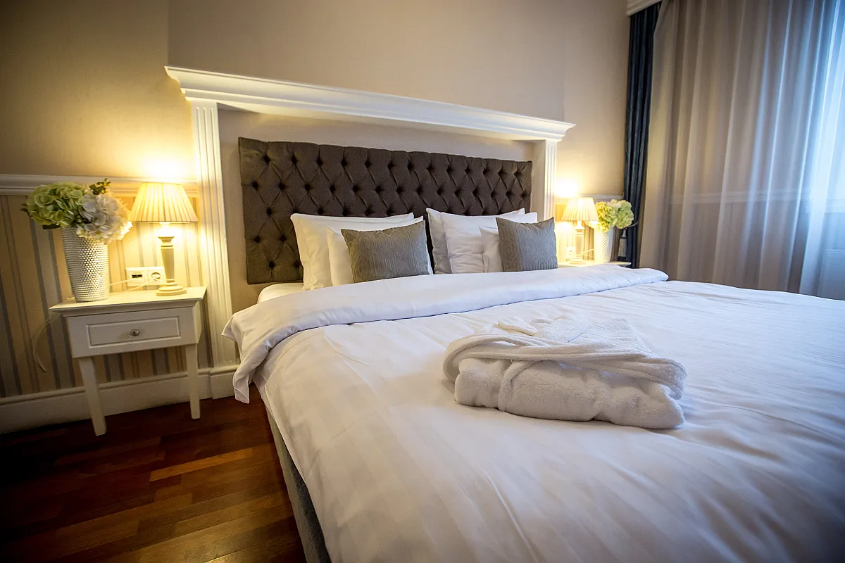 Queen's Court Hotel & Residence