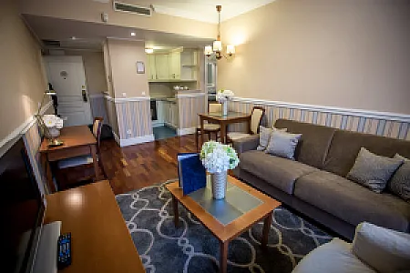 Queen's Court Hotel & Residence