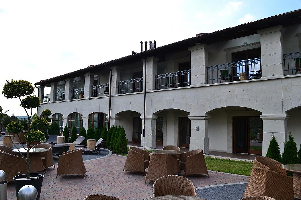 Hotel Cascade Resort & Spa