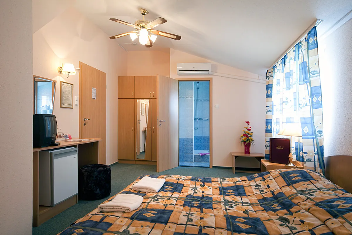 Kristály Hotel