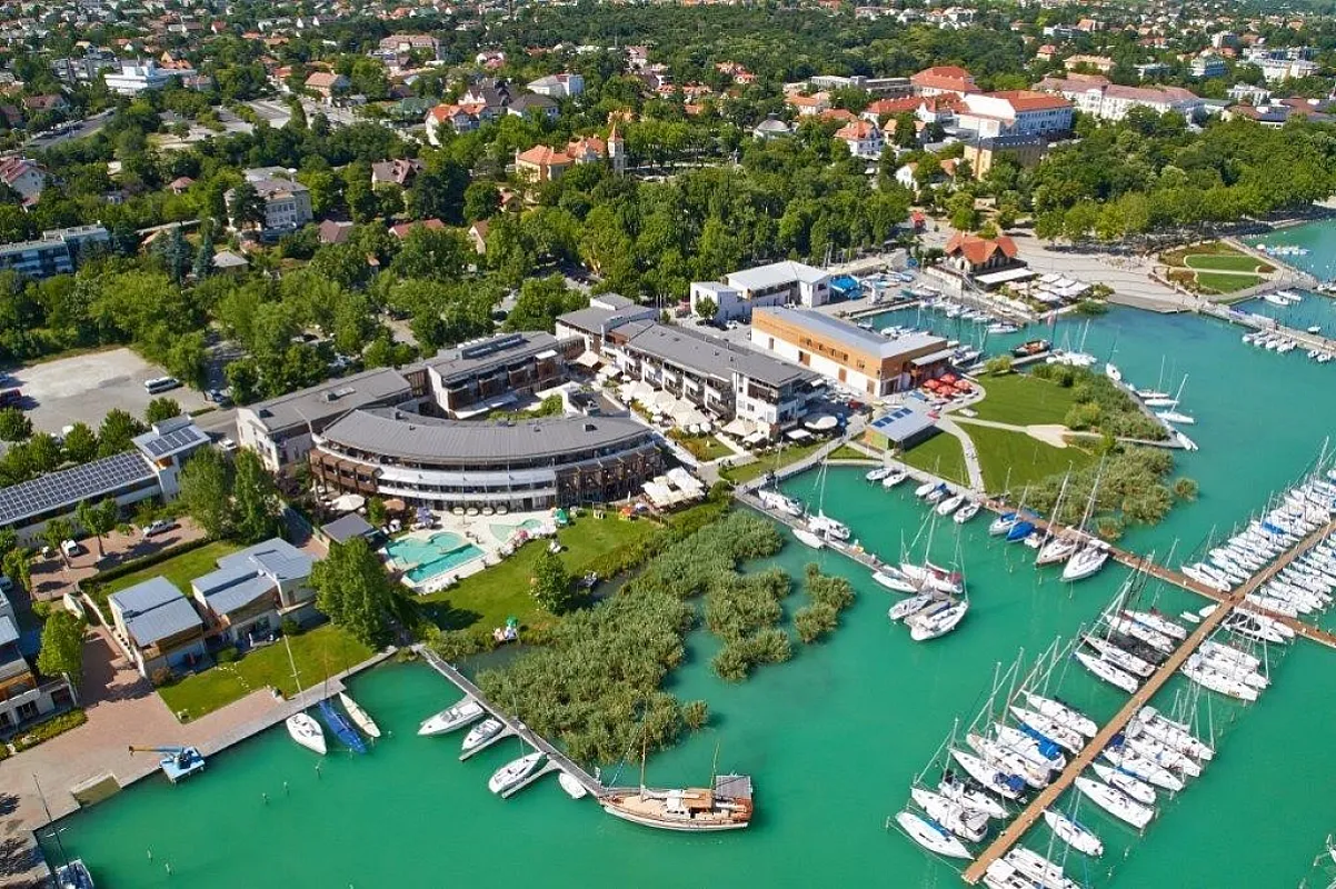 Hotel Golden Lake Resort
