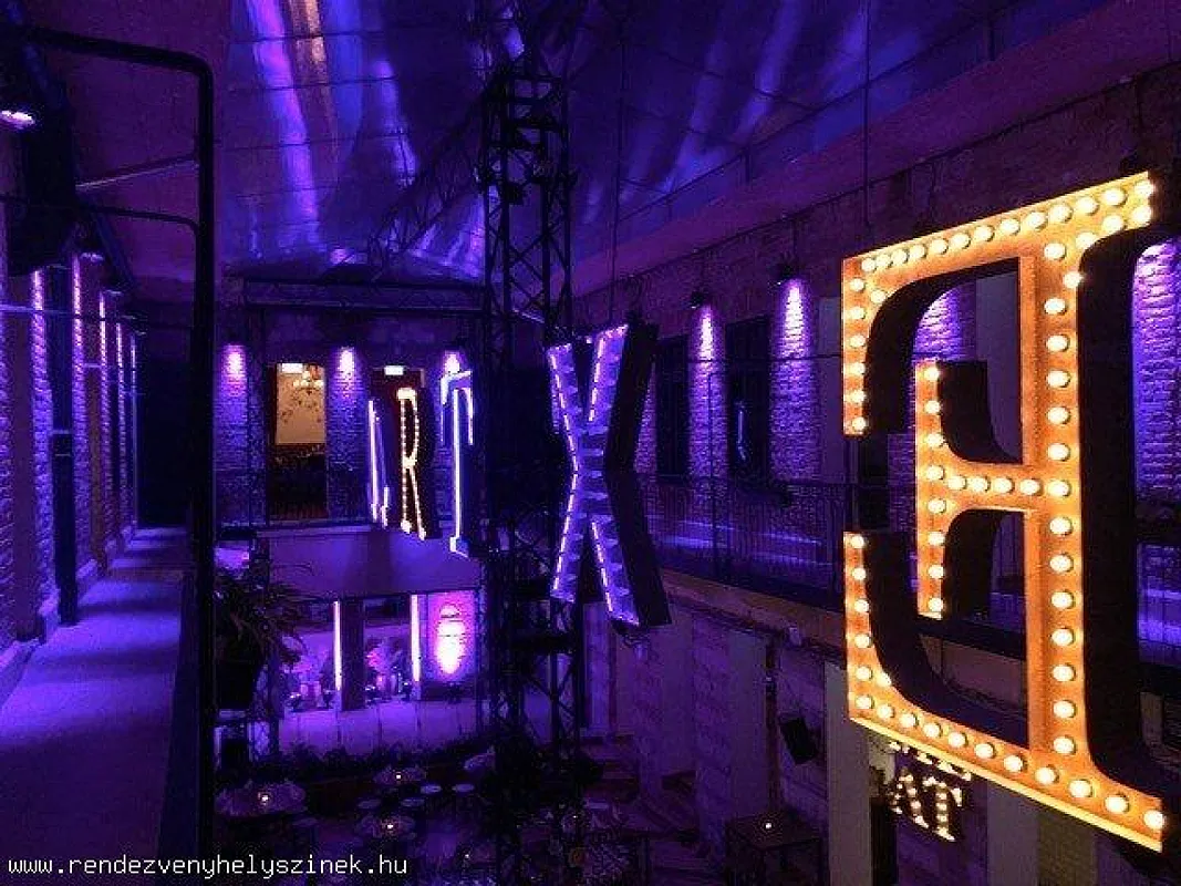 EXTRA BUDAPEST