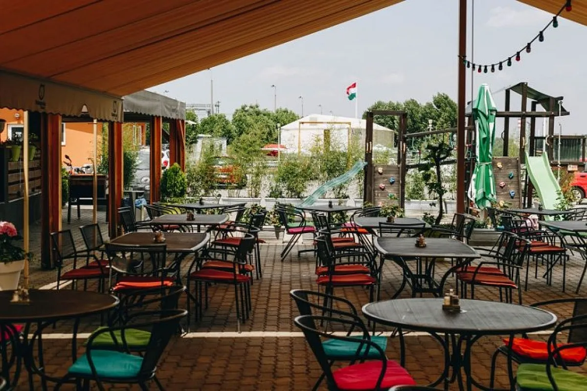 Vasmacska Terasz és Étterem