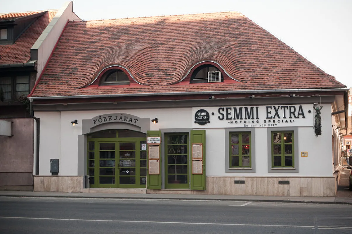 Semmi Extra és Egy kis Kert