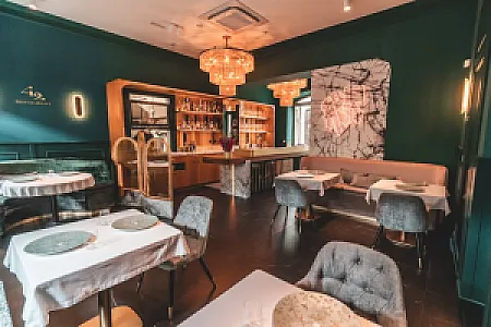 42 Restaurant & Suites