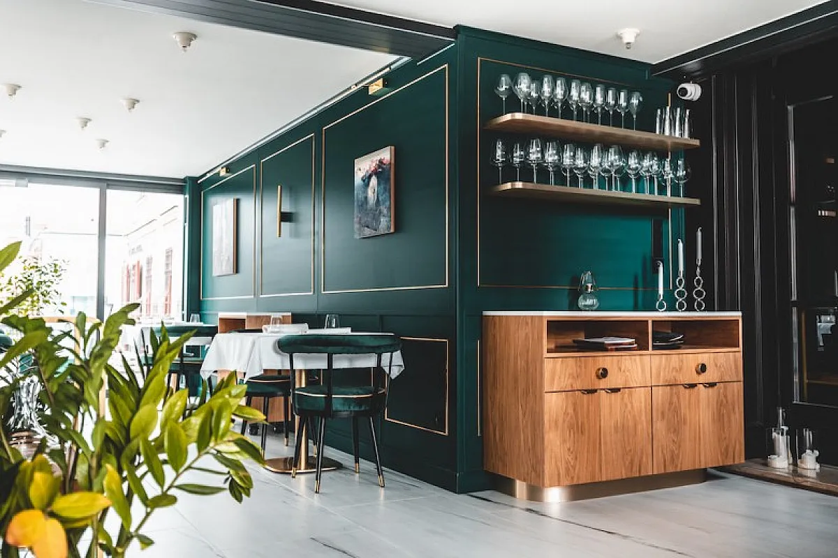 42 Restaurant & Suites