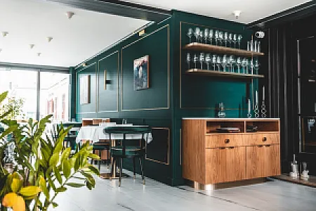 42 Restaurant & Suites