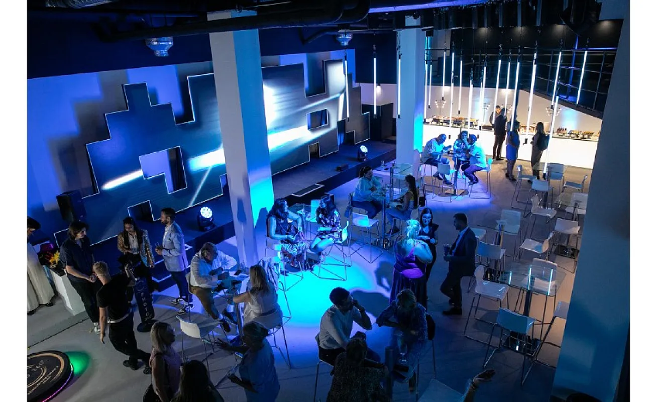 DISTR3CT Event Cube