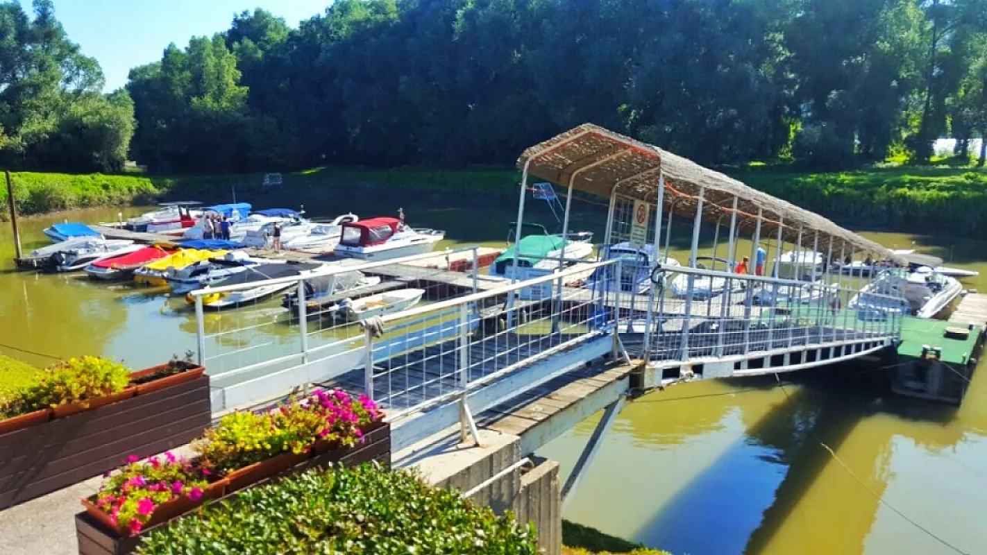 Maros Yacht Kikötő és Étterem