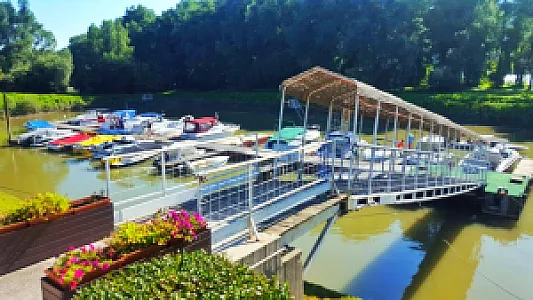 Maros Yacht Kikötő és Étterem