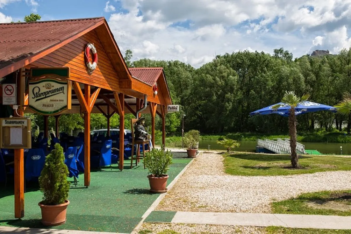Maros Yacht Kikötő és Étterem