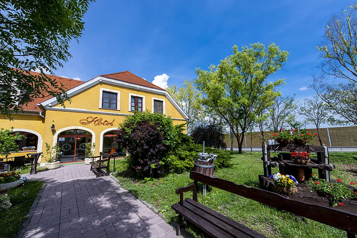 Gastland M0 Hotel és Konferenciaközpont