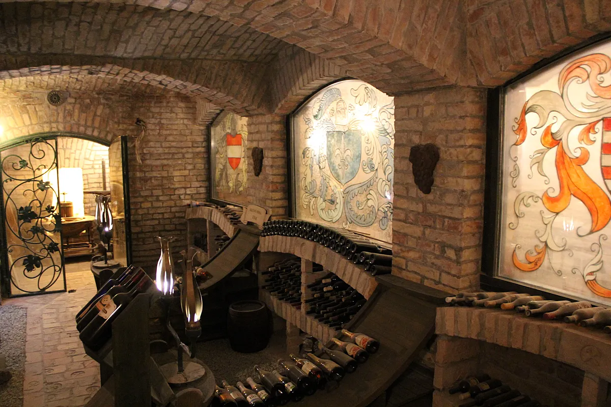 Hősök Csárdája & Restaurant