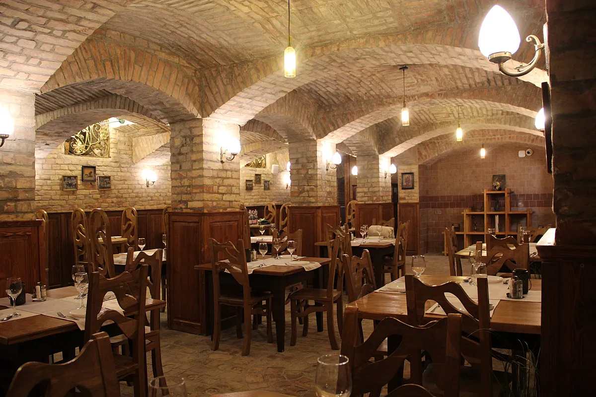 Hősök Csárdája & Restaurant