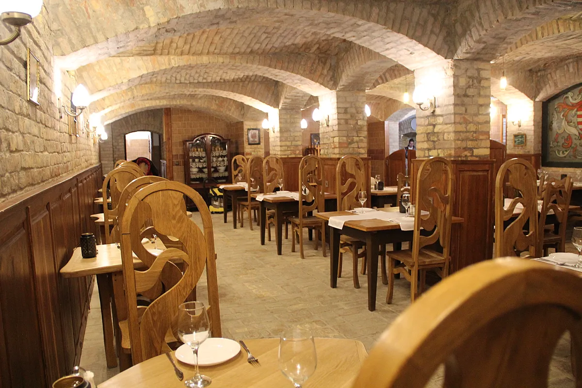 Hősök Csárdája & Restaurant