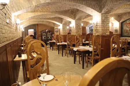 Hősök Csárdája & Restaurant