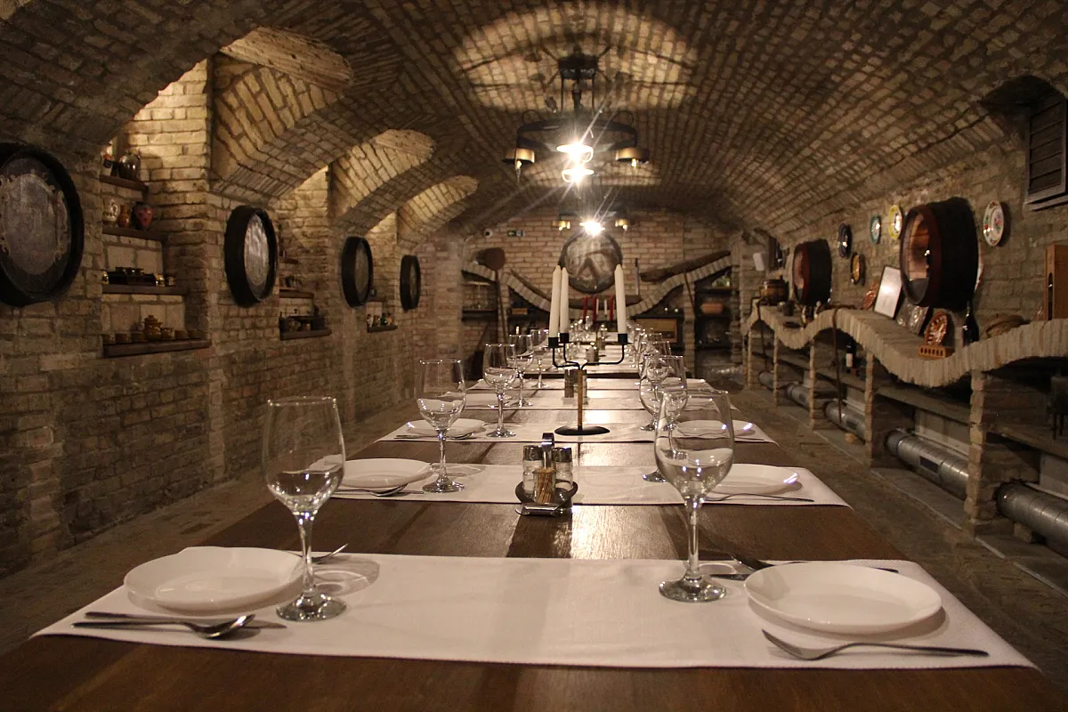 Hősök Csárdája & Restaurant
