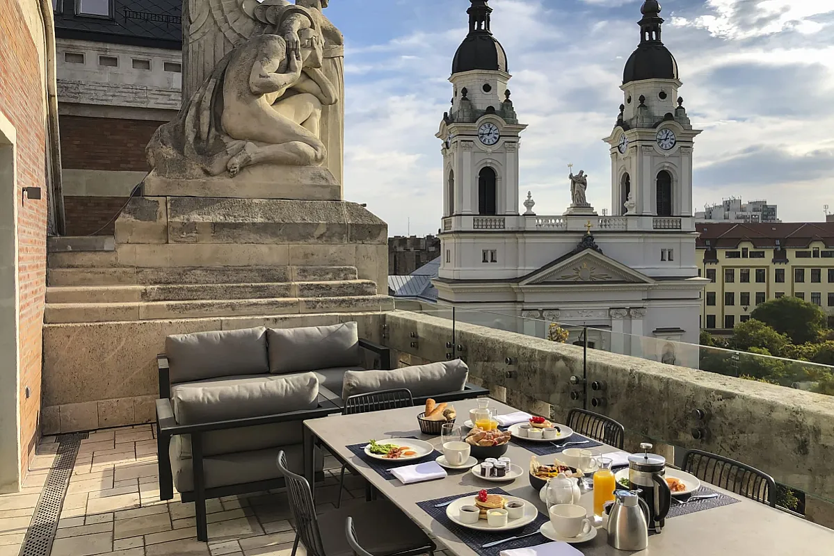 Kozmo Hotel Suites & Spa