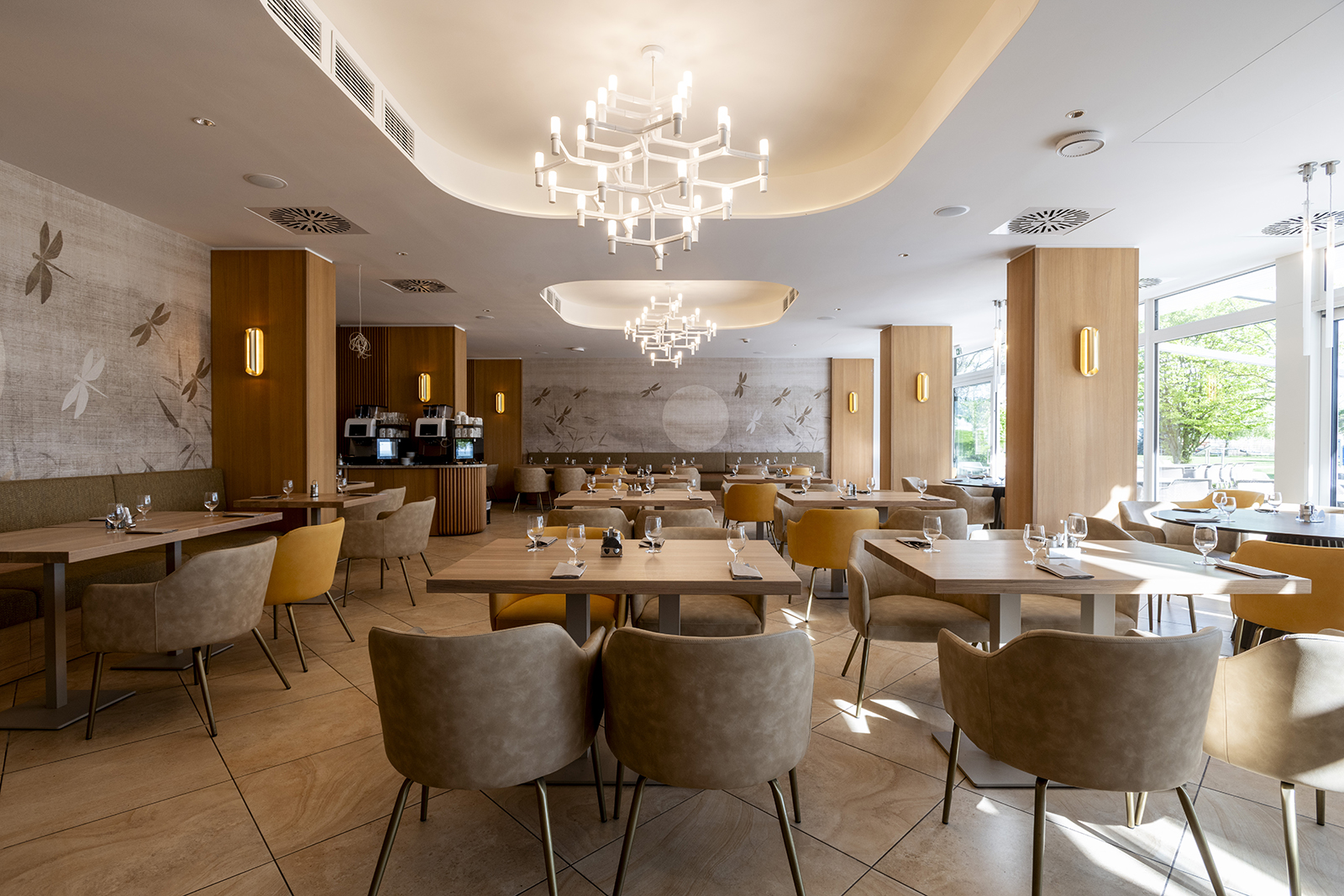 Étterem vízparti kilátással a Hotel Marina Portban