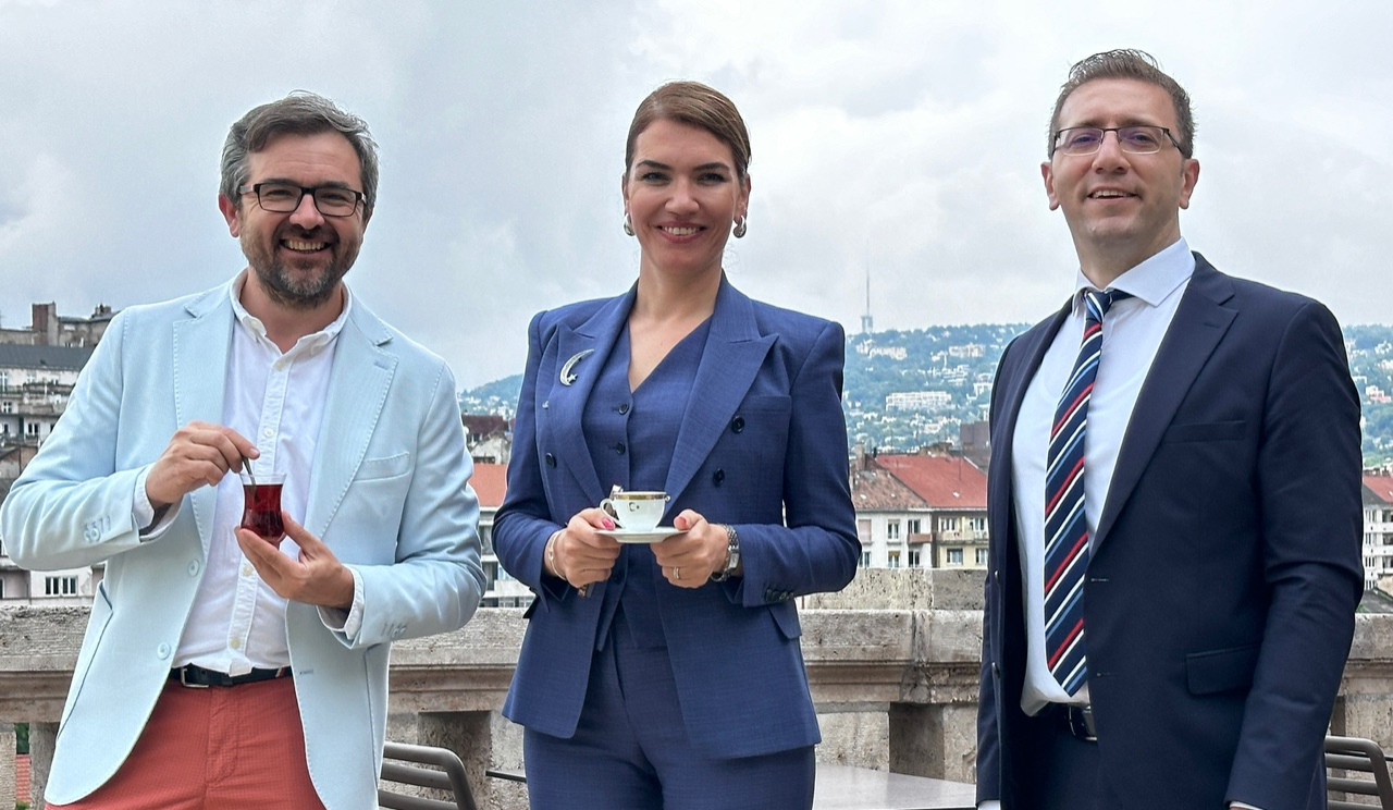 Sajtóreggeli a Pasa Caféban