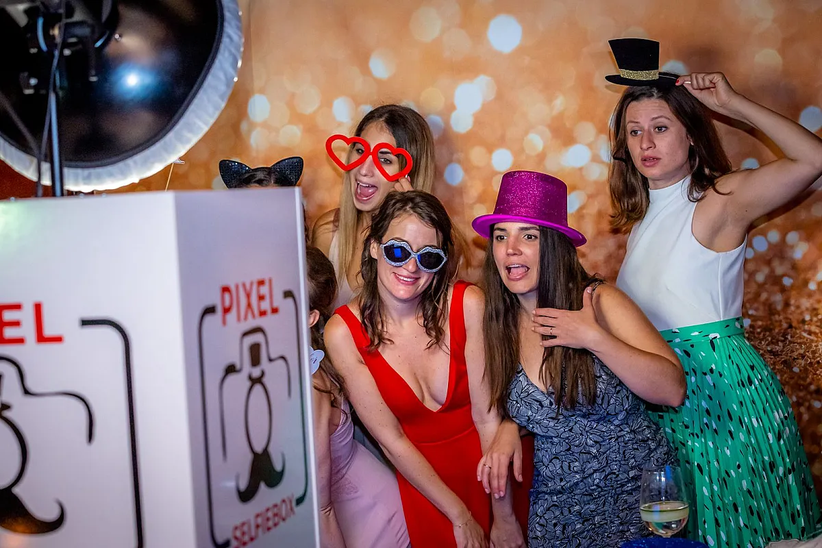 Élményfotózás - AI Selfie - AI Selfierobot - AI Selfiebox