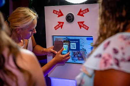 Élményfotózás - AI Selfie - AI Selfierobot - AI Selfiebox