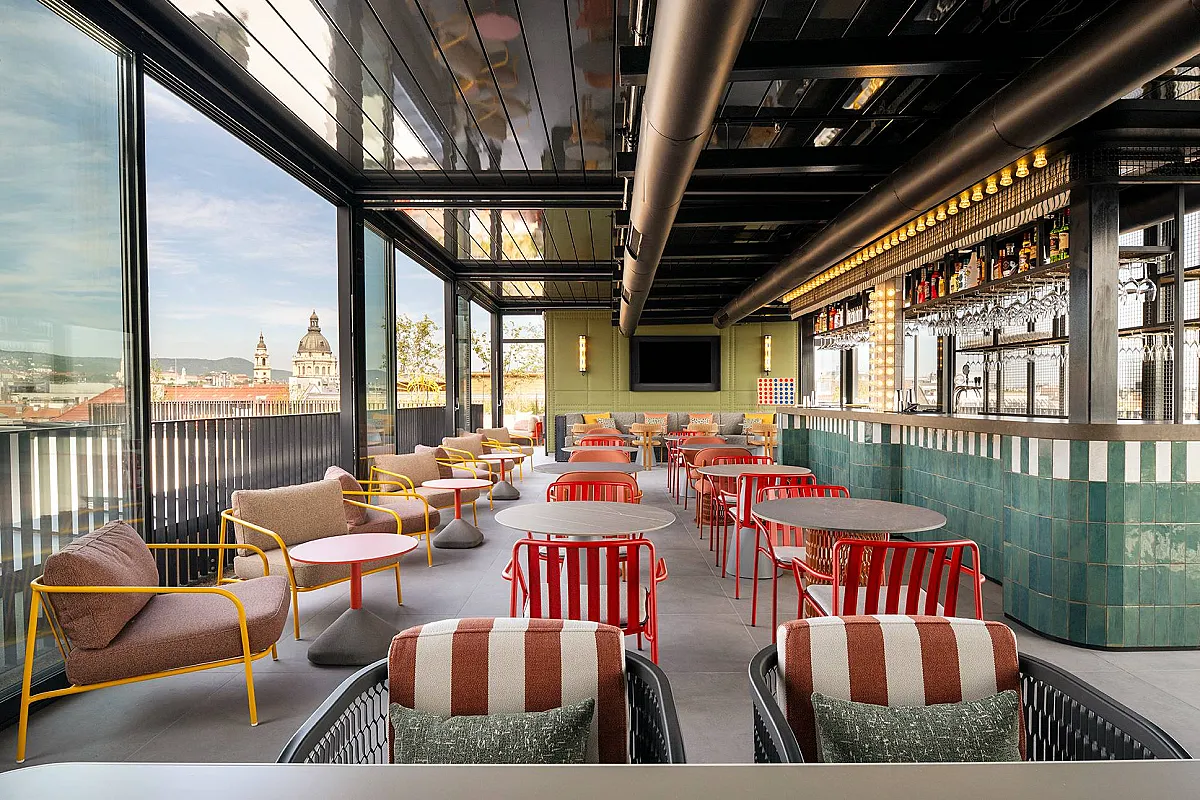 Saddle & Sky Rooftop Bar