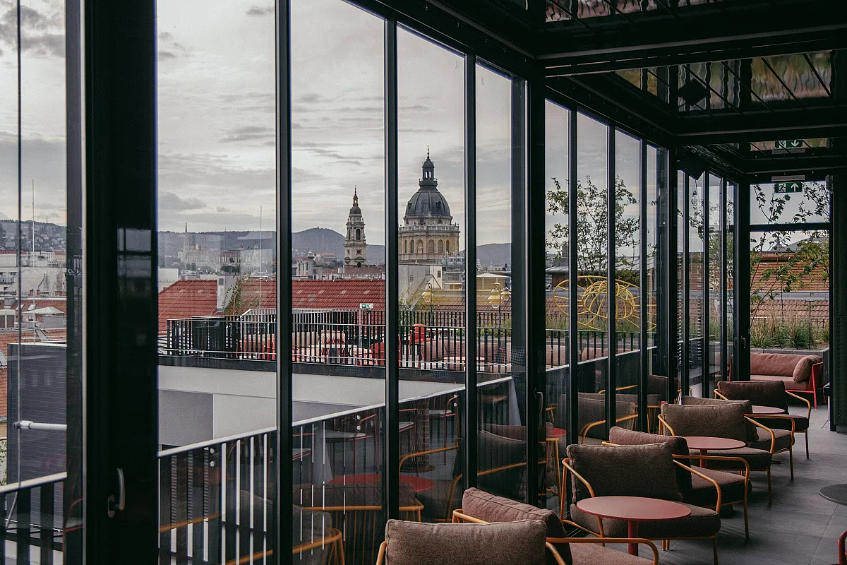 Saddle & Sky Rooftop Bar