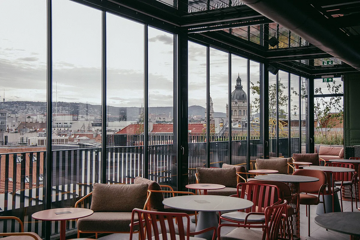 Saddle & Sky Rooftop Bar