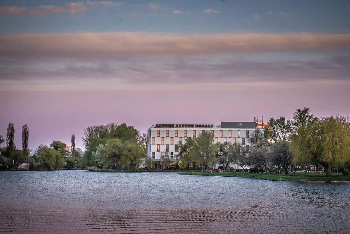 Best Western Plus Lakeside Hotel