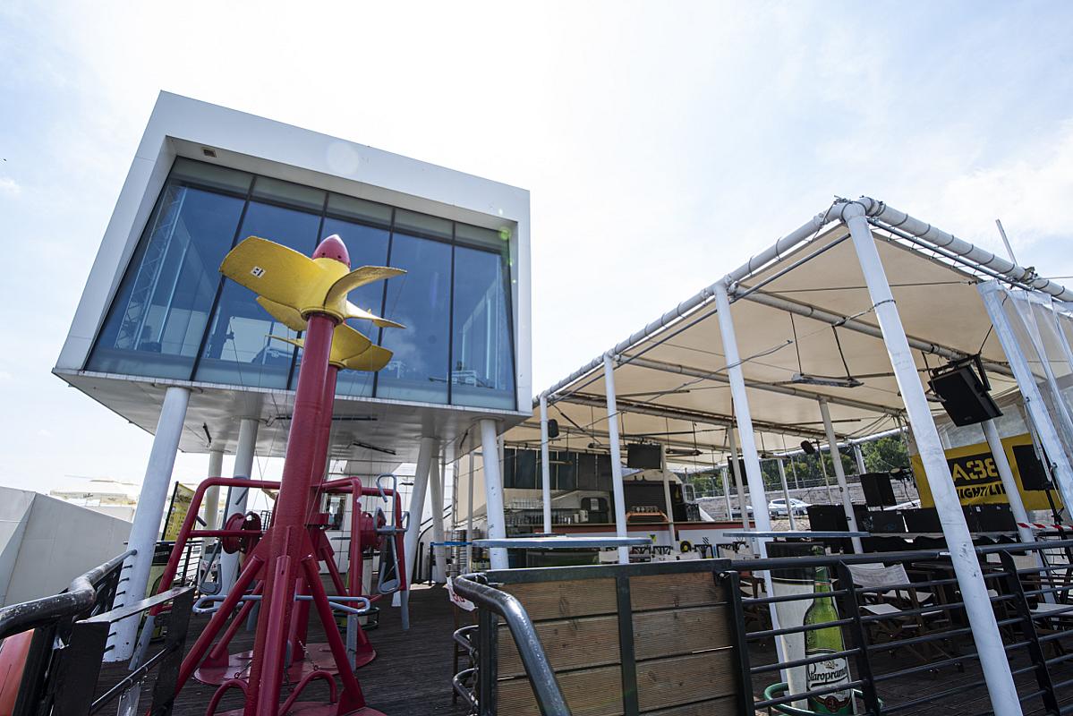 Orrterasz koktélbárral