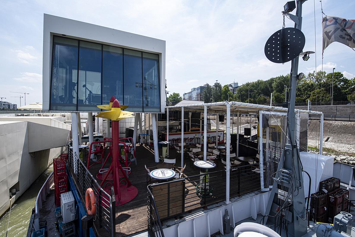 Orrterasz koktélbárral